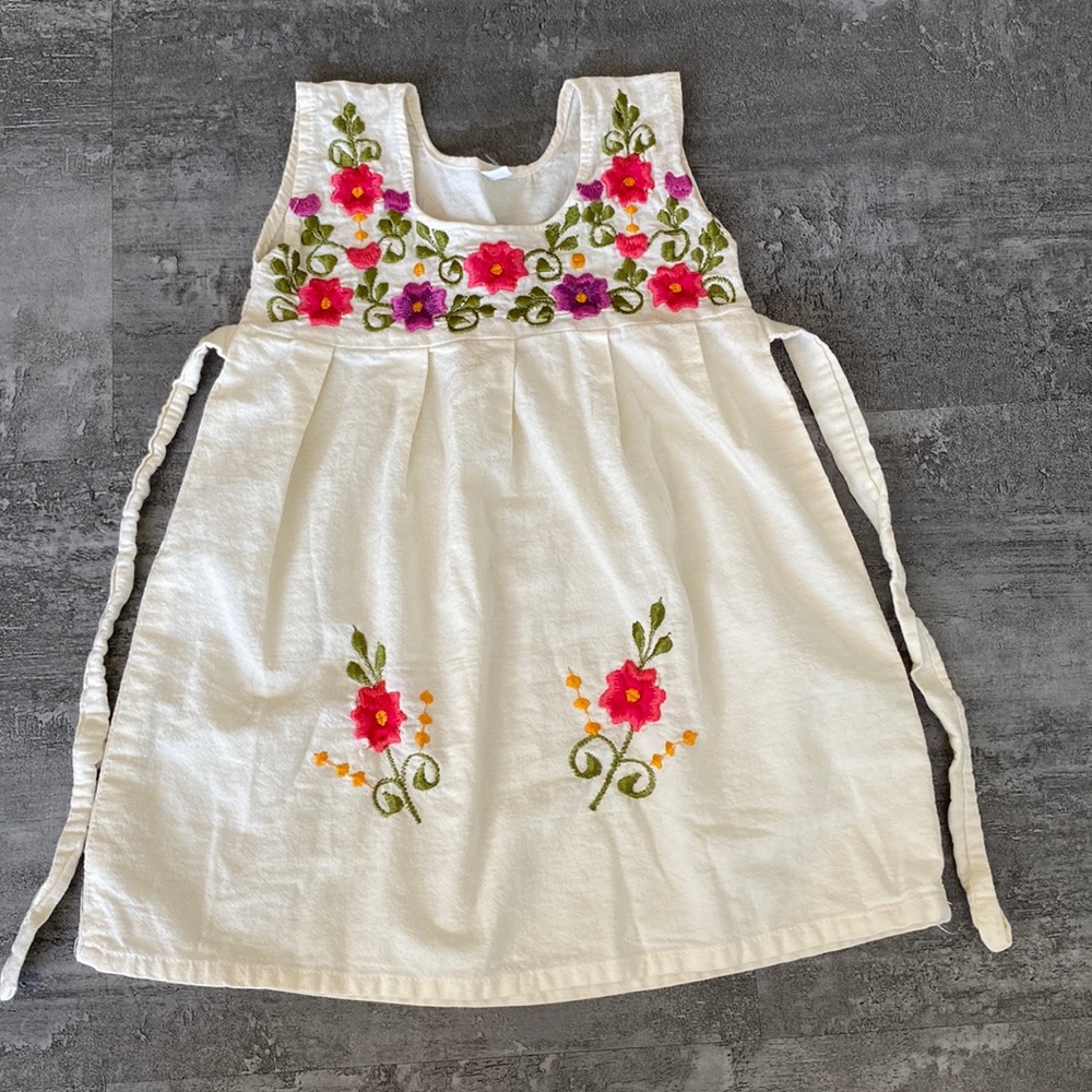 Gorgeous 2T linen dress with stitched flowers